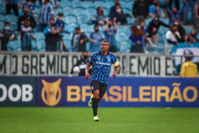 Douglas Costa na derrota do Grêmio para o Sport pelo Brasileirão — Foto: Lucas Uebel/DVG/Grêmio