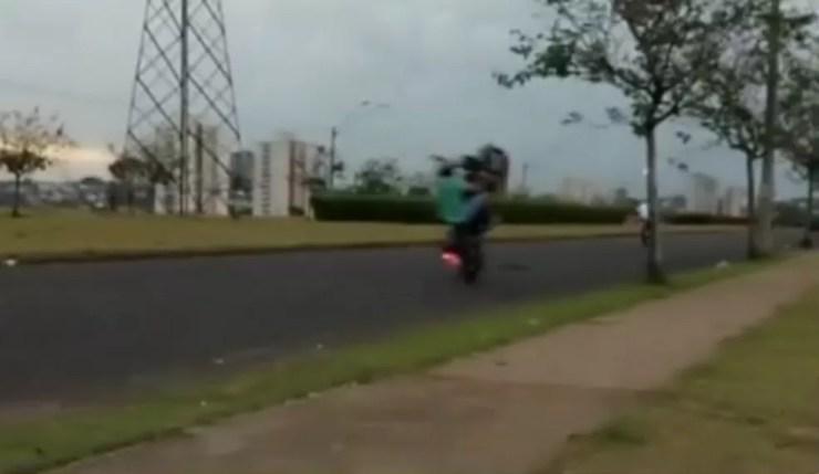 Motociclista empina a moto em avenida de Araçatuba (Foto: Reprodução/TV TEM)