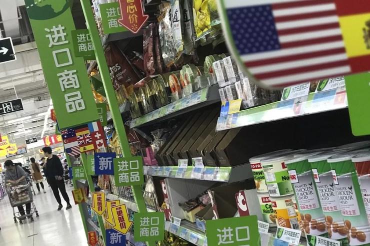 Produtos importados dos EUA em um mercado de Pequim, China. — Foto: AP Photo/Andy Wong