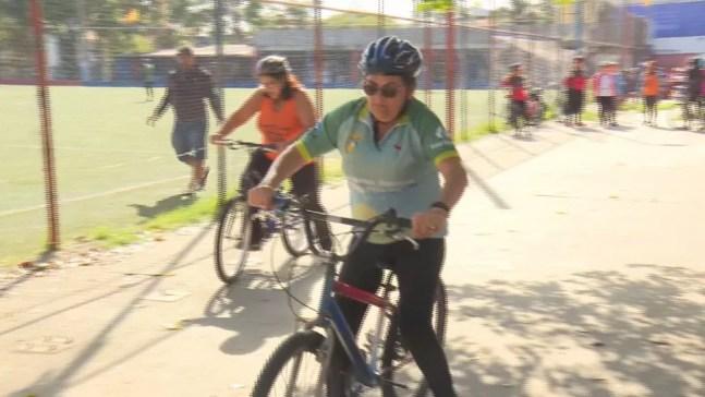 Grupo de mulheres treina para se equilibrar em bikes fornecidas por projeto voluntário na Zona Leste da capital paulista — Foto: Reprodução/TV Globo