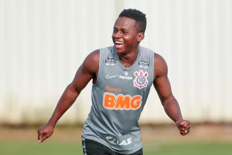 Cazares, meia do Corinthians, sorridente durante treino — Foto: Rodrigo Coca / Ag.Corinthians