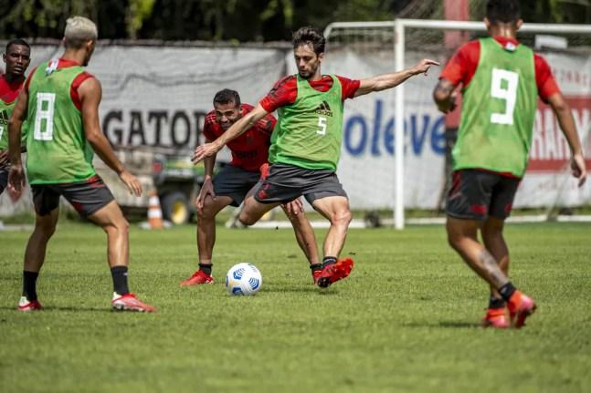 Rodrigo Caio durante treino desta quarta-feira, no Ninho do Urubu — Foto: Alexandre Vidal/Flamengo