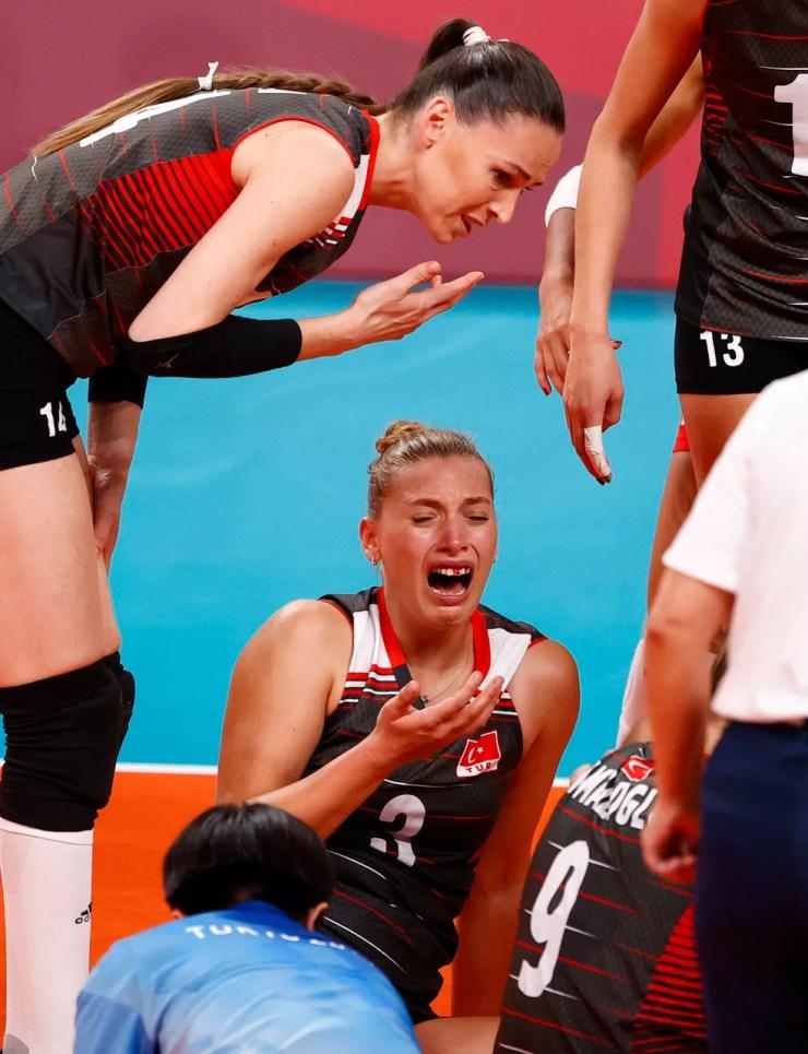 Cansu Ozbay sangra após se chocar de cabeça com companheira no vôlei feminino — Foto: REUTERS/Carlos Garcia Rawlins