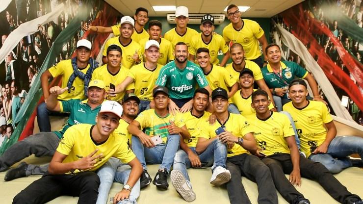 Weverton e o elenco do Galvez, do Acre, em visita ao estádio do Palmeiras - César Greco/Ag. Palmeiras