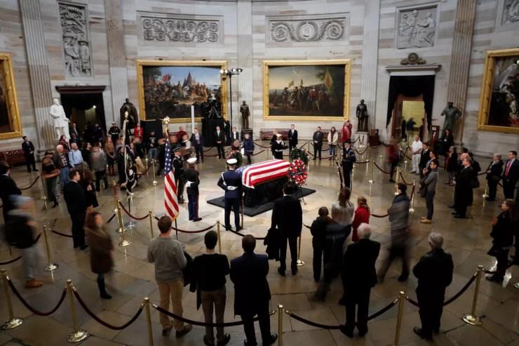 Público vela corpo do ex-presidente George H.W. Bush na rotunda do Capitólio nesta terça-feira (4) — Foto: Aaron P. Bernstein/Reuters