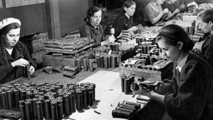 Defesa contra a invasão alemã mobilizou toda a sociedade. Na imagem, algumas mulheres trabalham em uma fábrica de projéteis para o Exército — Foto: Getty Images via BBC
