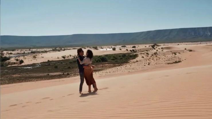 Nas dunas do Jalapão, Gael fica sozinho com Clara e os dois se beijam pela primeira vez (Foto: TV Globo)