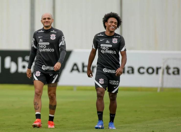 Fábio Santos e Willian em treino do Corinthians — Foto: Rodrigo Coca/Ag. Corinthians