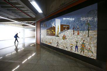 Mosaicos da artista plástica Cida Carvalho homenageiam Brasília e cerrado em estações de metrô da cidade.