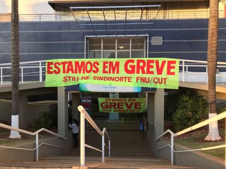 Faixas em frente à Eletronorte avisam que servidores estão em greve (Foto: Letícia Carvalho/G1)