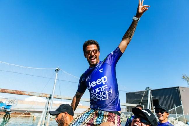 Filipe Toledo é carregado após vitória no Surf Ranch — Foto: WSL / Van Kerk 