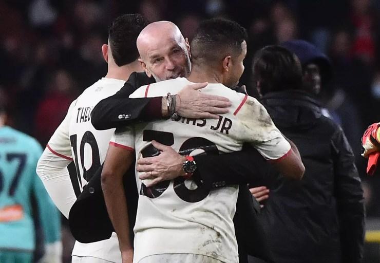 Junior Messias recebe o abraço do técnico Stefano Pioli após a vitória do Milan contra o Genoa — Foto: Luca Zennaro/EFE