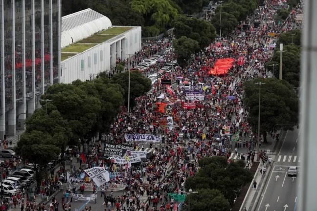 Protestos contra Bolsonaro e a favor de vacinas no Rio de Janeiro neste sábado (19). — Foto: Ricardo Moraes/Reuters