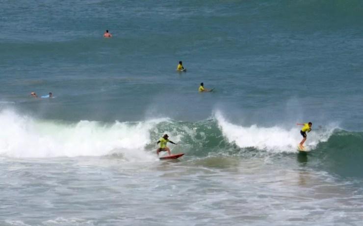 Os surfistas aproveitam o swell  — Foto: Ana Clara Marinho/TV Globo