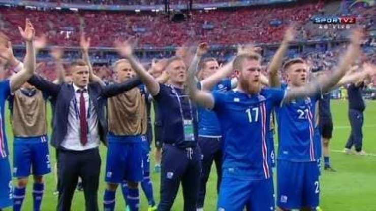 Jogadores da Islândia comemoram classificação na Euro junto com a torcida