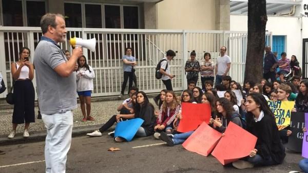 Ricardo rabelo, jornalista e um dos personagens do livro 'Meninos sem pátria' esteve no protesto e conversou com estudantes — Foto: Fernanda Rouvenat / G1