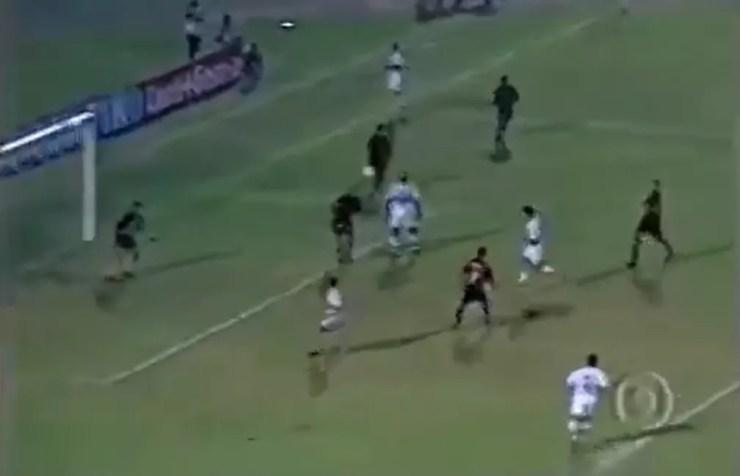 Kaká marca de cabeça gol do São Paulo no Albertão, em 2002  — Foto: Cedoc/Rede Globo 