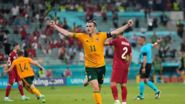 Gareth Bale comemora o segundo gol do País de Gales contra a Turquia