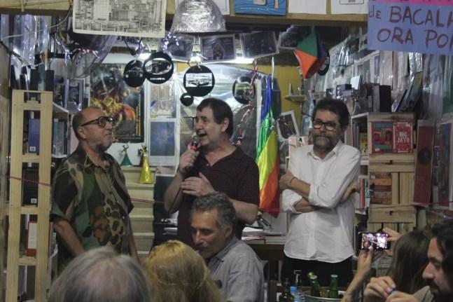 Os escritores Xico Sá e Marçal Aquino durante evento na livraria Ria, no bar Mercearia São Pedro, ao lado de Marcos Benuthe — Foto: Acervo pessoal