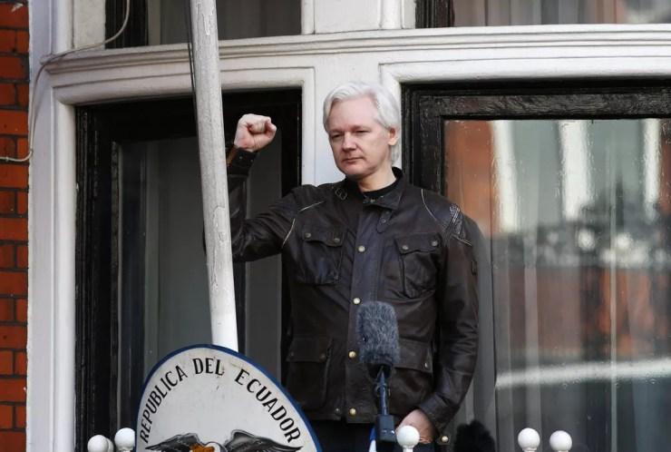 Julian Assange comemora, da sacada da embaixada do Equador em Londres, no ano passado, arquivamento de acusação de estupro na Suécia — Foto: REUTERS/Neil Hall