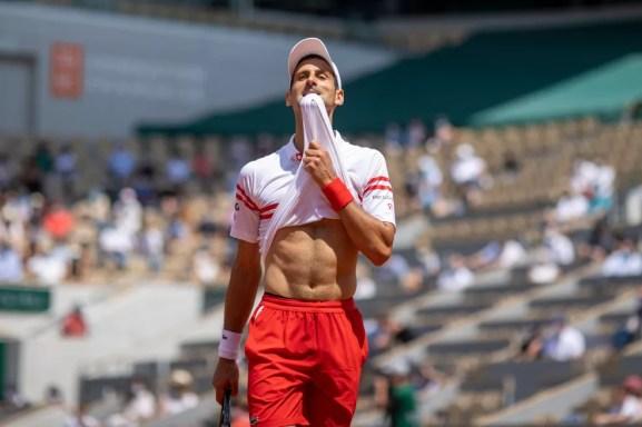 Djokovic se irritou com a atuação dele no início do jogo — Foto: Tim Clayton - Corbis /Getty Images