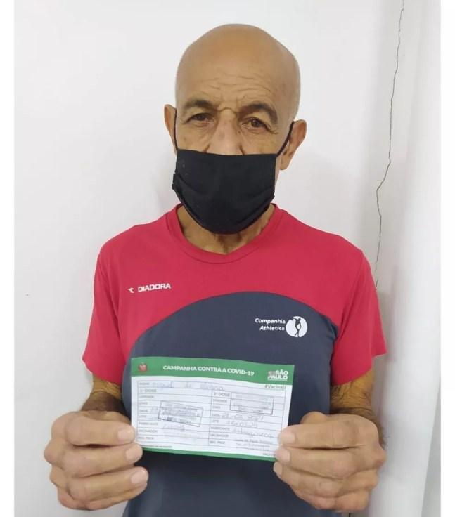 Miguel de Oliveira mostra cartão de vacinação após tomar dose contra Covid — Foto: Divulgação