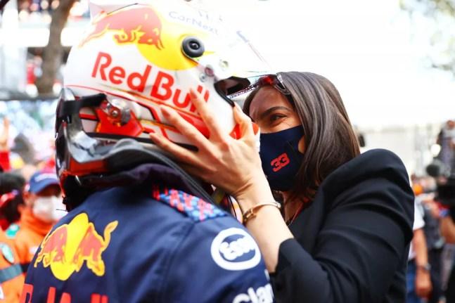 Max Verstappen comemora a vitória em Mônaco com a namorada Kelly Piquet — Foto: Dan Istitene/F1 via Getty Images