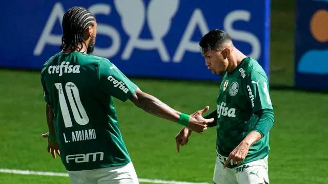 Luiz Adriano e Rony comemoram gol do Palmeiras contra o Bragantino