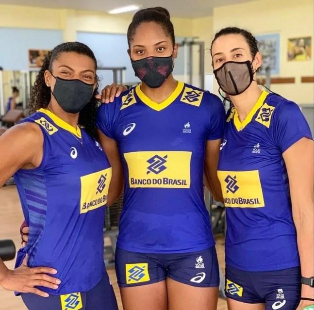 Fernanda Garay, Ana Cristina e Sheilla durante treinos — Foto: Reprodução