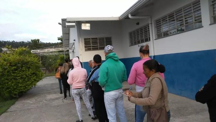 Pacientes fizeram fila no Centro de Saúde do Jardim Rossin, em Campinas, mesmo com aviso de que não havia agendamento com clínico por conta da saída dos médicos cubanos. — Foto: Conselho de Saúde de Campinas/Divulgação