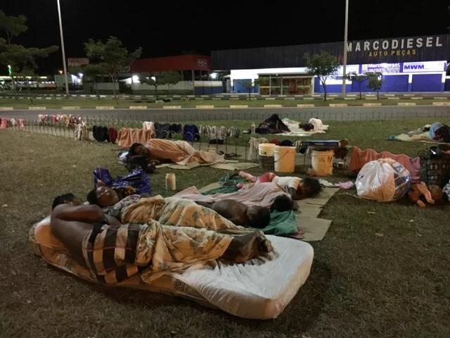 Crianças e adultos refugiadas dormem ao relento em frente à rodoviária de Boa Vista — Foto: Emily Costa/G1 RR