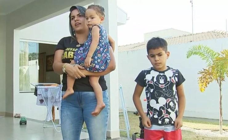 A dona de casa Sabrina Taís diz que está preocupada com a saúde dos filhos: "Cheiro forte de milho queimado" (Foto: TV TEM/Reprodução)