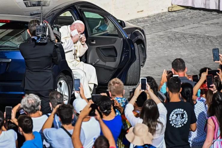 9 de setembro - O papa Francisco foi visto de máscara em público, pela primeira vez, nesta quarta-feira (9), acessório que ele removeu rapidamente antes de sair do carro que o transportava para a audiência geral, no pátio de San Damaso, Vaticano. Segundo informações da agência AFP, depois de tirar a máscara, o papa evitou apertar mãos e beijar as crianças — Foto: Vincenzo Pinto/AFP