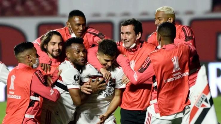 Jogadores do São Paulo comemoram gol de Vitor Bueno