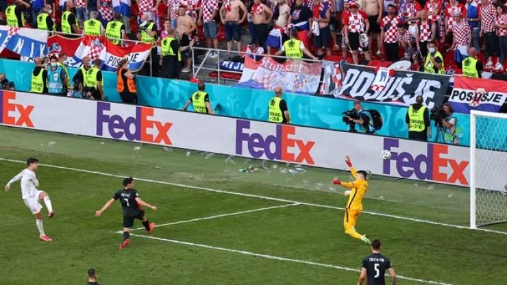 Morata (à esquerda) chuta para marcar o gol quarto gol da Espanha contra a Croácia