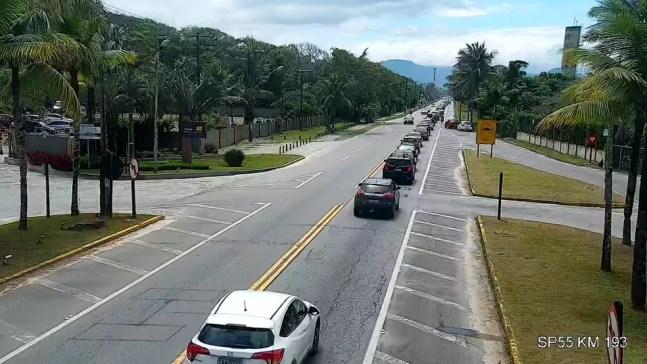 Rio-Santos com tráfego carregado na altura do km 193, em Boracéia, neste sábado (30), na saída para o feriado de Finados — Foto: DER/Divulgação