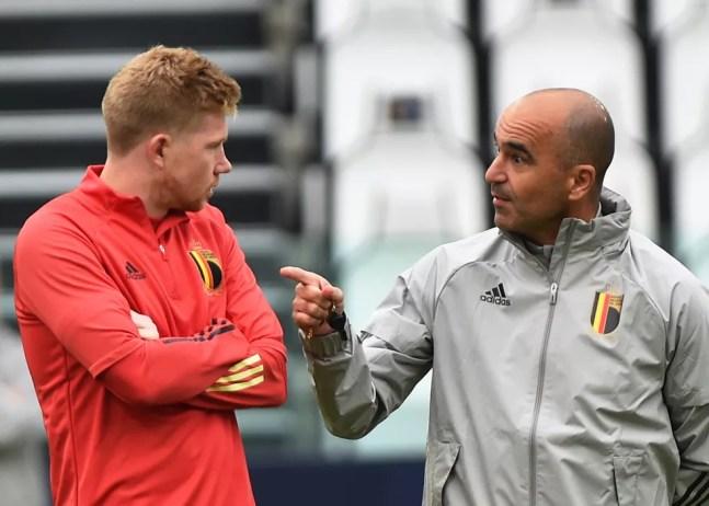 Roberto Martínez conversa com Kevin De Bruyne durante treino da Bélgica, na Liga das Nações — Foto: Reuters