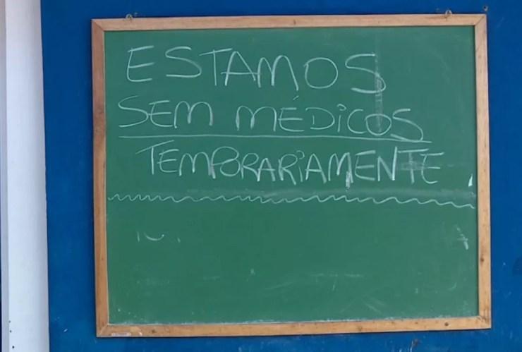 Placa em posto de São Leopoldo avisa que não há médicos — Foto: Reprodução/RBS TV