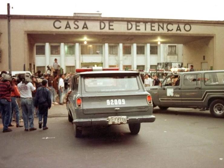 Foto de arquivo de 2 de outubro de 1992 mostra carros da ROTA entrando no Carandiru para conter rebelião (Foto: Mônica Zarattini/Estadão Conteúdo/Arquivo)
