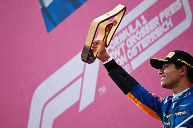 Lando Norris ergue o troféu da terceira posição do GP da Áustria, no Red Bull Ring — Foto: Christian Bruna - Pool/Getty Images