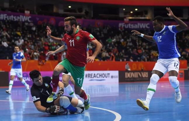 o goleiro Guitta para um ataque marroquino — Foto: Alex Caparros/FIFA