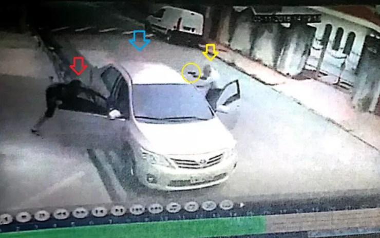 Vídeo gravado por câmera de segurança mostra PM à paisana (com marcações em amarelo) atirar em criminoso (marcação vermelha) após roubo durante corrida de Uber com seu carro (azul). — Foto: Reprodução/Montagem/Inquérito policial