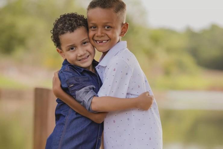 Enzo posa com o irmão de 7 anos — Foto: Jonathas Neles/Divulgação