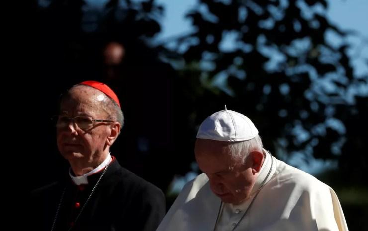 Cardeal brasileiro Dom Cláudio Hummes, ao lado do Papa Francisco, nos jardins do Vaticano — Foto: Yara Nardi/Reuters