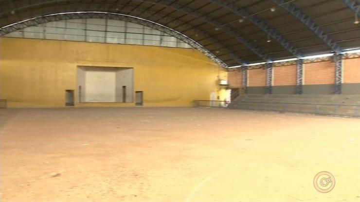 Quadras esportivas de escolas de Araçatuba estão interditas por problemas na estrutura