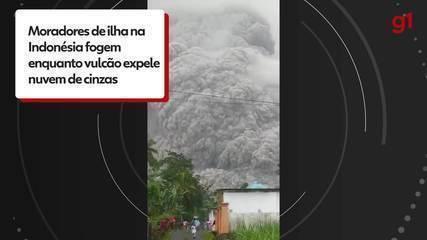 Moradores fogem de nuvem gigantesca de cinzas durante erupção de vulcão na Indonésia