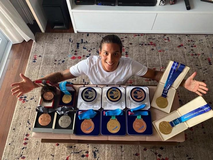 Ana Marcela Cunha e suas 12 medalhas  — Foto: Divulgação 