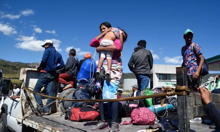 Migrantes de países da América Central embarcam na terça-feira (13) em caminhão em Ixtlan del Rio, no estado mexicano de Nayarit, para seguir para Escuinapa, em Sinaloa   — Foto: Alfredo Estrella / AFP