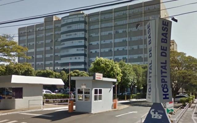 Rapaz ficou internado no Hospital de Base de Rio Preto (Foto: Reprodução/Google)