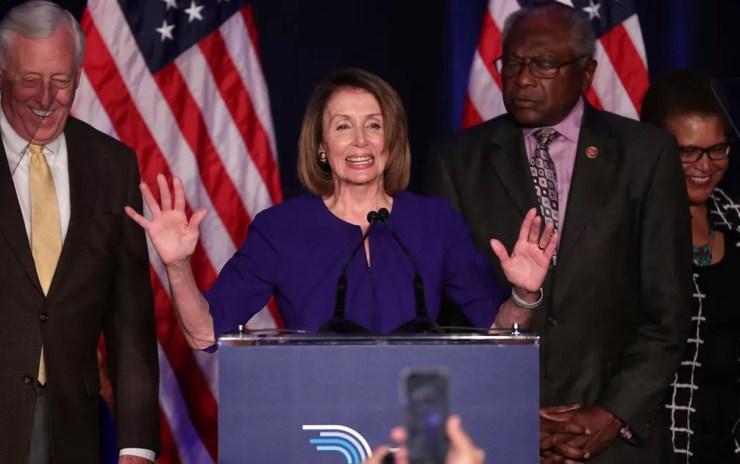 A líder democrata na Câmara dos EUA, Nancy Pelosi, comemora resultados das eleições com integrantes de seu partido em Washington, na terça-feira (6) — Foto: Reuters/Jonathan Ernst